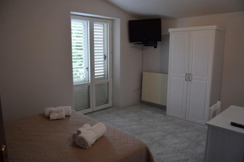 圣焦万尼因菲奥雷La Quercia B&B的一间卧室配有带毛巾的床