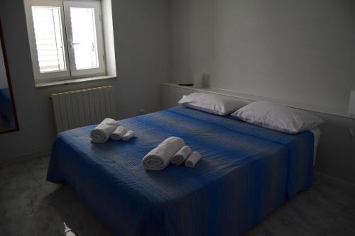 圣焦万尼因菲奥雷La Quercia B&B的一间卧室配有带毛巾的床