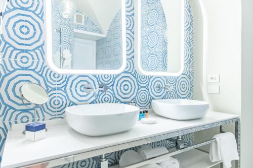 马奥莱都耶托丽俱乐部酒店的一间带两个盥洗盆和大镜子的浴室