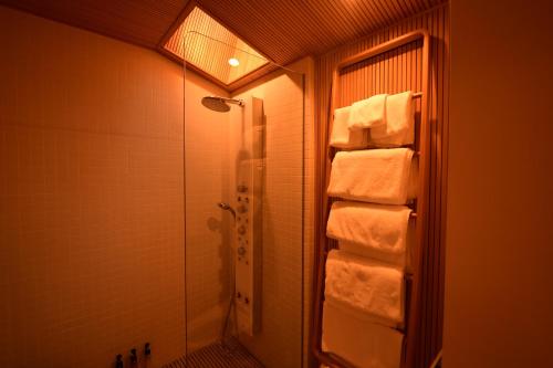 京都Yado Kiramachi的一间带步入式淋浴间和毛巾的浴室