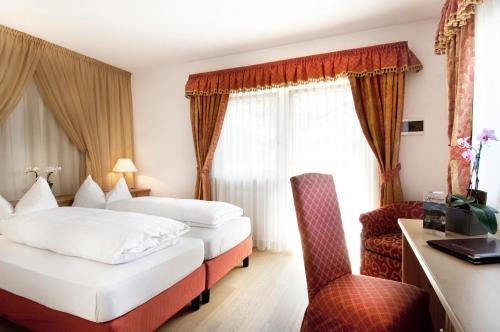 拉伊韦斯罗特旺德酒店的酒店客房配有两张床和一张书桌