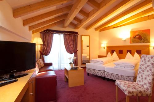 拉伊韦斯罗特旺德酒店的酒店客房设有两张床和一台平面电视。