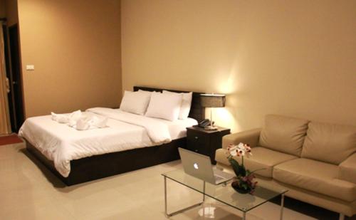 曼谷拉查达雅庭13公寓式酒店 的酒店客房,配有床和沙发
