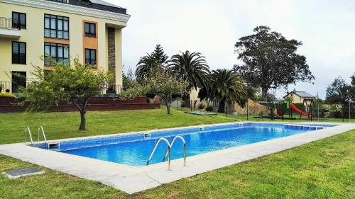 巴雷罗斯Apartagal-San Miguel Barreiros的一座游泳池,位于一座建筑旁的院子内