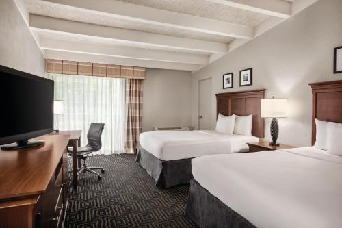 伍德伯里卡尔森 - 圣保罗东套房酒店的酒店客房设有两张床和一台平面电视。