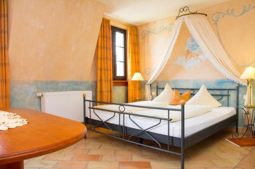 鲁斯特Hotel Casa Rustica - Eintrittskarten für den Europapark erhalten Sie garantiert über uns!的一间卧室配有两张床和一张桌子