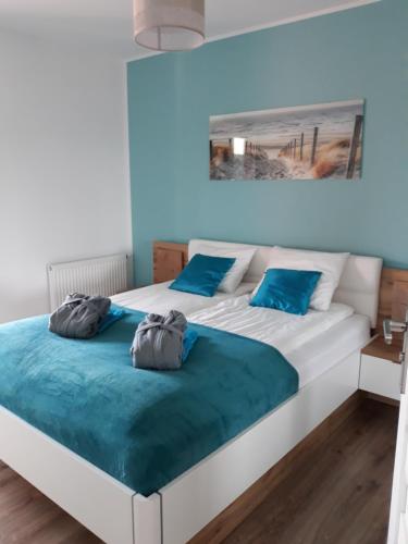 格但斯克SeaGdansk @ Waterlane Island的蓝色墙壁客房中的两张单人床