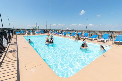 怀尔德伍德Premiere Motel的一群人在游轮上的游泳池里