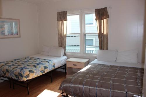 大洋城Blue Haven Apartments的一间卧室设有两张床和窗户。