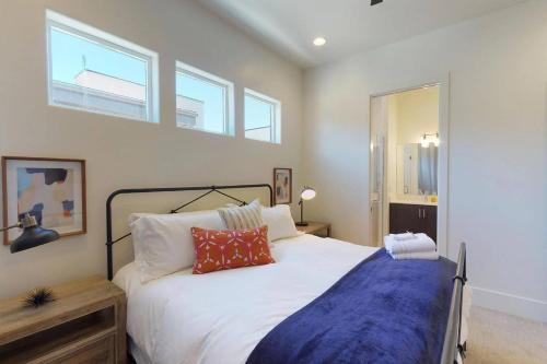 圣乔治Villa #8的卧室设有一张白色大床和两个窗户。