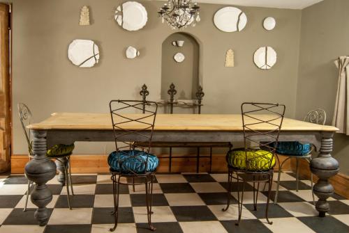 MendhamThe Broken Dish - Full Cottage Apartment的一间带桌椅的用餐室