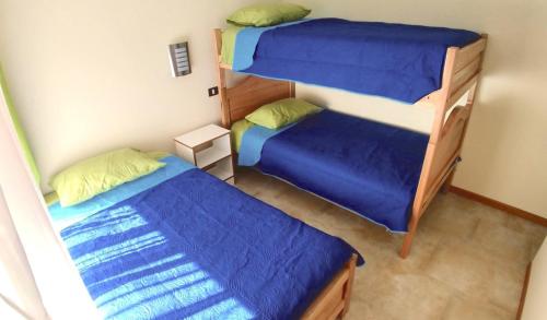 卡拉马Hotel Doña Esperanza的小型客房配有两张双层床,