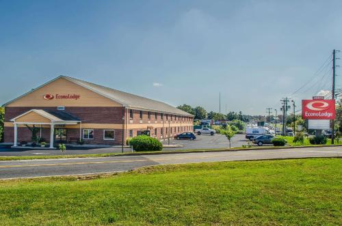 兰开斯特Econo Lodge Amish Country的街道旁道路边的建筑物