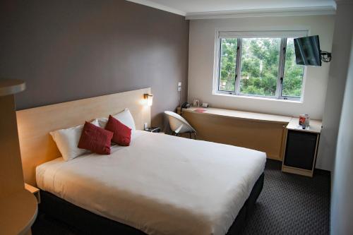 悉尼宜必思悉尼奥林匹克公园酒店的酒店客房设有床和窗户。