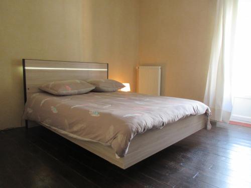 特雷布Le Midi 3的卧室内的一张带两个枕头的床