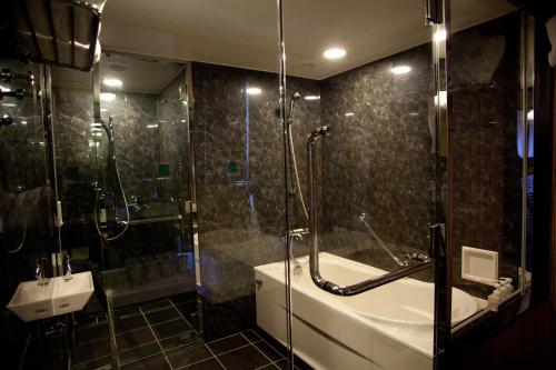 大阪大阪蒙特利拉苏瑞酒店的带淋浴、浴缸和盥洗盆的浴室