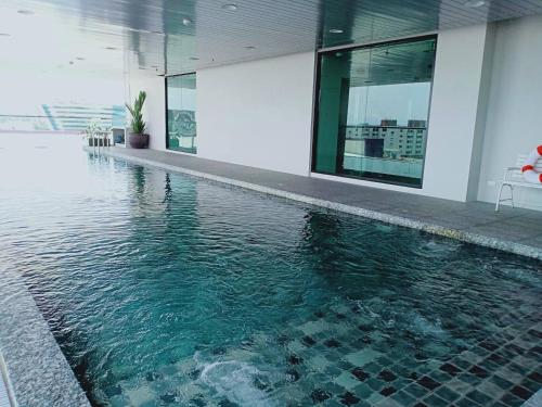 曼谷TK Palace Hotel & Convention的一座建筑物中央的游泳池