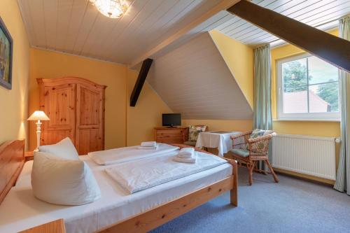 KaupenPension an der Dolzke的一间卧室配有一张大床和一张桌子