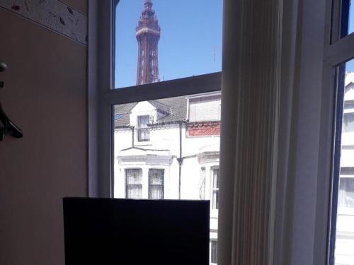 布莱克浦贝尔罗伊酒店的享有艾菲尔铁塔景致的窗户