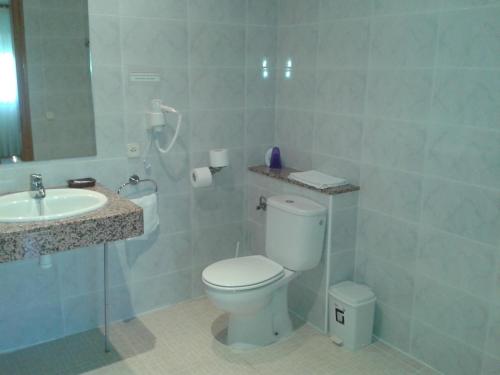 圣费柳-德帕利亚罗尔斯方达芬耐酒店的浴室配有白色卫生间和盥洗盆。