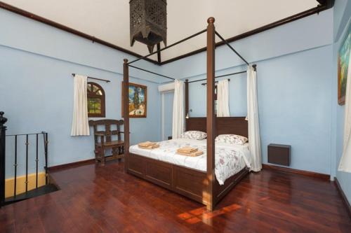 托洛克斯Castle Tower apartment in rural holiday park 'Picasso'的一间卧室配有一张四柱床。