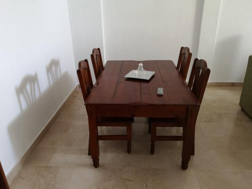 桑卢卡尔-德巴拉梅达apartamento princesa Leticia的一张木桌和椅子