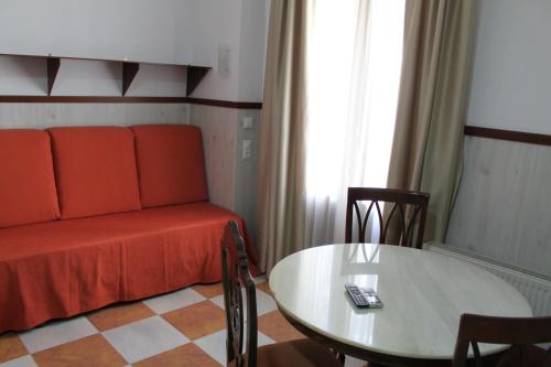 科尔多瓦唐宝拉酒店的客厅配有沙发和桌子