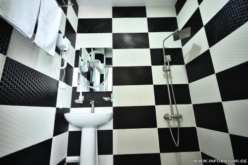 巴统Hotel Royal Georgia的浴室设有黑白墙面