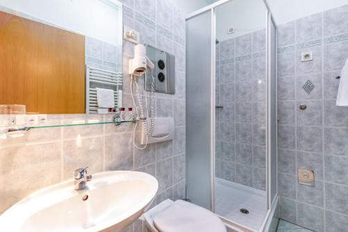 奥帕提亚加勒布酒店的一间带水槽和淋浴的浴室