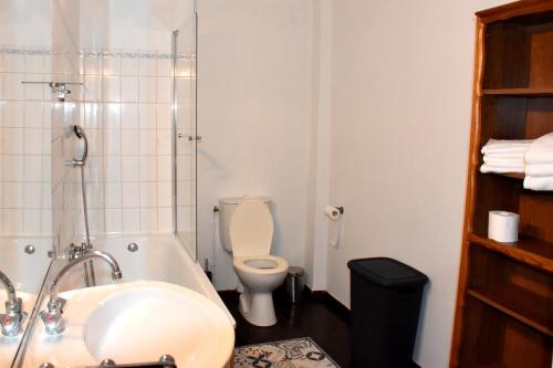 特雷布Le Midi 3的带浴缸、卫生间和盥洗盆的浴室