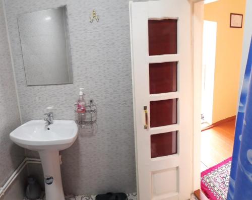 布哈拉Amir-Yaxyo Hotel的一间带水槽和镜子的浴室
