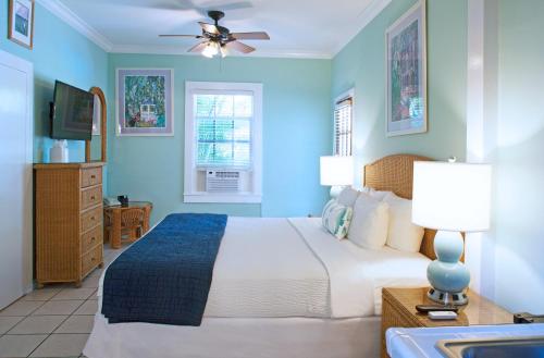 基韦斯特西风旅馆的一间蓝色卧室,配有床和水槽