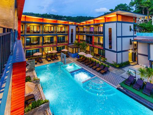 皮皮岛Coco Bella Hotel的享有酒店空中美景,设有游泳池