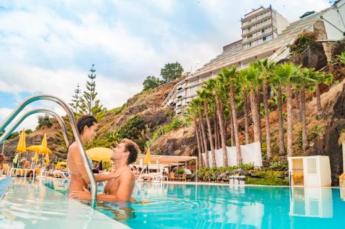 丰沙尔普拉亚奥卡酒店的两人在度假村的游泳池里