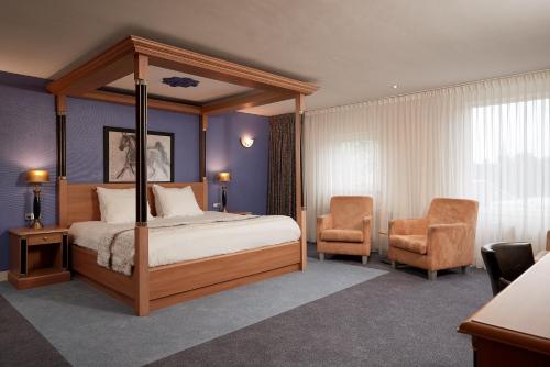 哈尔德哈赖普哈尔德哈赖普凡德瓦克酒店的一间卧室配有一张天蓬床和两把椅子