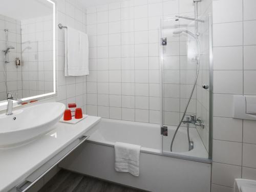 格拉特布鲁格DORMERO Hotel Zürich Airport的白色的浴室设有水槽和淋浴。