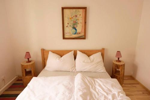 艾森埃尔茨Barbara Residenz / Apartment Clematis的一间卧室配有一张带白色床单和两盏灯的床。