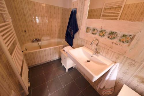 艾森埃尔茨Barbara Residenz / Apartment Clematis的浴室配有盥洗盆和浴缸。