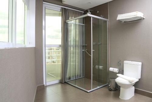 圣保罗卡多罗圣保罗酒店的一间带玻璃淋浴和卫生间的浴室