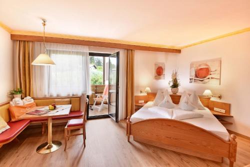 梅拉诺索恩伯格酒​​店的酒店客房配有一张床铺和一张桌子。