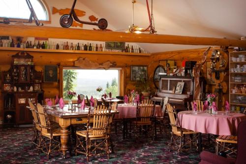 费尔班克斯A Taste of Alaska Lodge的用餐室配有桌椅和粉红色餐巾