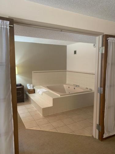 马凯特华美达酒店的一间浴室