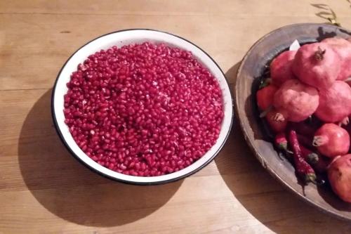 KʼvakhvreliMzia's Garden的一大碗水果旁边的红食物