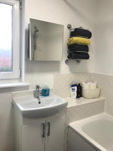 柯科迪Hollybrae house Sleeps up to 6的白色的浴室设有水槽和镜子