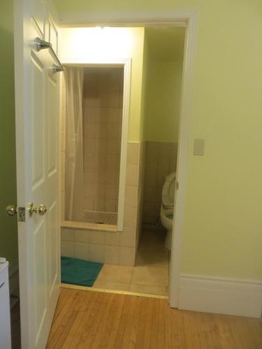 多伦多科普尼尔旅馆的带淋浴和卫生间的浴室。
