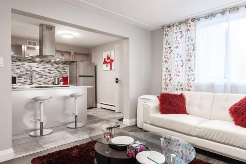 滑铁卢ENTIRE 2 BEDROOM APARTMENT UPTOWN WATERLOO - e1的一间带白色沙发的客厅和一间厨房