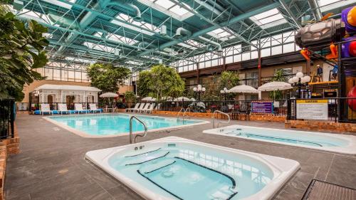 尼亚加拉瀑布贝斯特韦斯特升级卡恩罗夫特酒店的一座大楼内带两个热水浴池的大型游泳池
