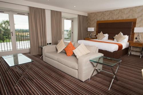 欣克利经典英国斯科奇利农庄酒店的酒店客房,配有床和沙发