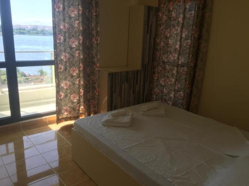 茨雷沃Хотел Paradise的一间卧室设有一张床和一个大窗户