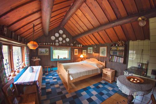 诺尔泰利耶Egen stuga med delat badrum的一间卧室设有一张大床和木制天花板